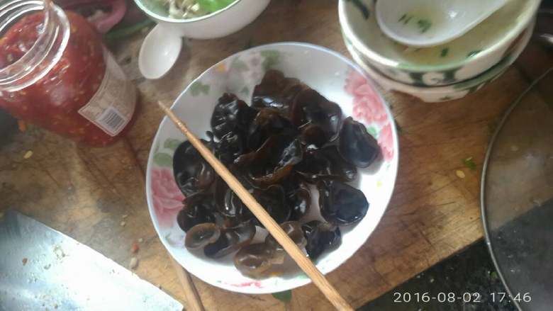 泡椒蒜蓉鸡翅,煮好的木耳沥水摆盘。备用哦。