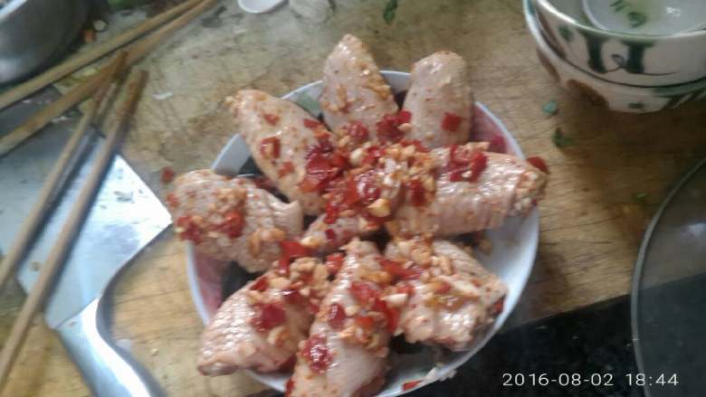 泡椒蒜蓉鸡翅,鸡肉我放盐不多所以腌制了大约三四个小时。
<a style='color:red;display:inline-block;' href='/shicai/ 4983'>鸡翅中</a>腌好后，摆盘，摆在之前的黑木耳上，然后将剩余的汤汁泡椒之类的，均匀的铺在<a style='color:red;display:inline-block;' href='/shicai/ 4983'>鸡翅中</a>上。
锅子上汽后，上锅蒸25～30分钟左右就可以了。