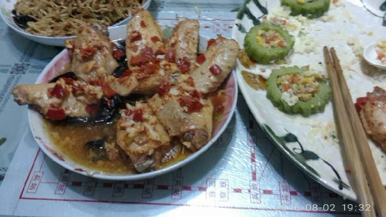 泡椒蒜蓉鸡翅,好了。漂亮吧。差点又忘了拍。家里没葱了不然切点葱花放上去会更加色香味俱全的。