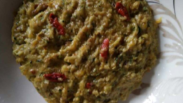 碧玉香橙饼, 把橙果粒放入南瓜丝中),加入芝麻油、鸡蛋搅勻,再加奶粉糊、盐、花椒粉等调料搅拌),加入适量面粉再拌),放几粒枸杞增加颜值。
锅烧热),放底油),中火开煎啦!翻!翻!翻!不停翻动!好啦!出锅!装盘!爱心碧玉香橙饼好啦!