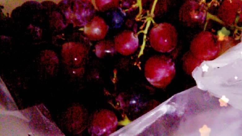 冰块儿葡萄，超级好吃！,将葡萄洗干净，放入冰箱冷藏室💛