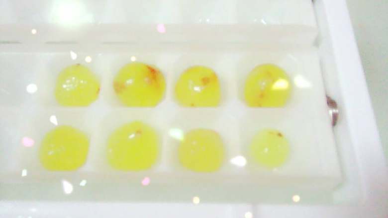 冰块儿葡萄，超级好吃！,洗干净后，大葡萄皮扒掉，放倒容器里😃