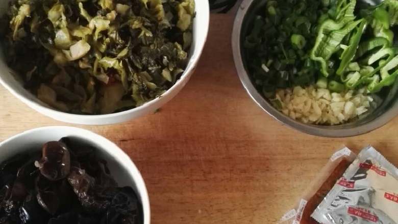 居家酸菜鱼,酸菜,蒜末,葱,木耳,青椒丝