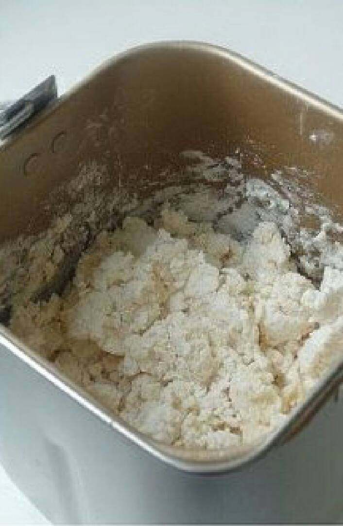 早餐卷,手抓饼,将220克滚开的水倒入加了盐面粉中,用筷子搅拌均匀后再加入冷水30克拌匀