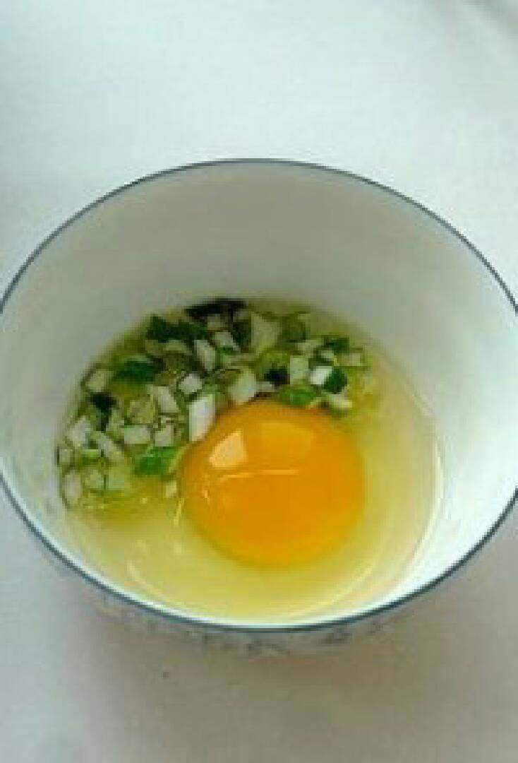 早餐卷,手抓饼,转天一早,先预热电饼铛,然后再切点葱花放入磕了<a style='color:red;display:inline-block;' href='/shicai/ 9'>鸡蛋</a>的碗中,并打散