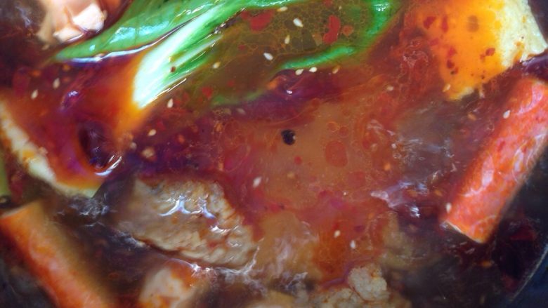 酥肉混煮乌冬面（辣味）,酥肉与其它菜熟后，在煮<a style='color:red;display:inline-block;' href='/shicai/ 546'>乌冬面</a>与菜叶。