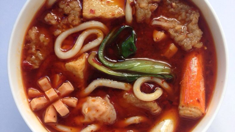 酥肉混煮乌冬面（辣味）,起锅混合调料拌匀。