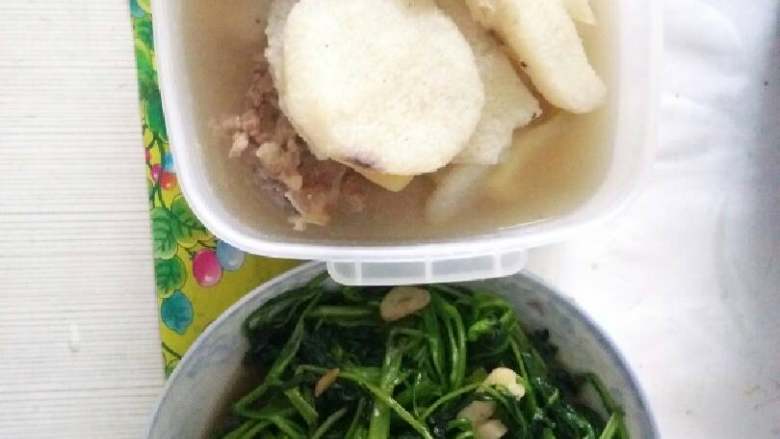 夏天，苦瓜，鱼，莲藕，排骨，山药之间的热恋,等煮的差不多了，就可以放<a style='color:red;display:inline-block;' href='/shicai/ 30'>莲藕</a>，或<a style='color:red;display:inline-block;' href='/shicai/ 28'>山药</a>（或者<a style='color:red;display:inline-block;' href='/shicai/ 55'>苦瓜</a>啦）。<a style='color:red;display:inline-block;' href='/shicai/ 55'>苦瓜</a>配鱼，其余排骨。