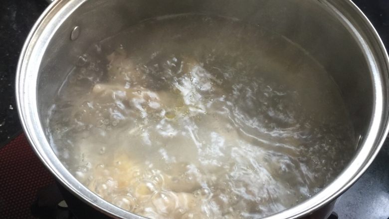 “双花”鸡爪汤,鸡爪飞水