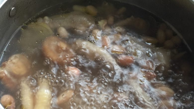“双花”鸡爪汤,汤锅加水烧开，水要多一点，全部食材放下锅，大火煮沸转小火2小时。