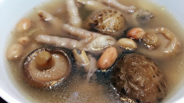 “双花”鸡爪汤,烹饪时间到了加调料再煮2分钟，装汤碗即可。
