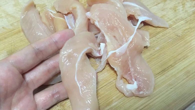 蒜香鸡胸肉~低卡减脂~,将鸡胸肉切薄,一是容易腌入味、二是容易熟,其实主要还是因为容易腌入味,做出来的鸡胸肉会更好吃。