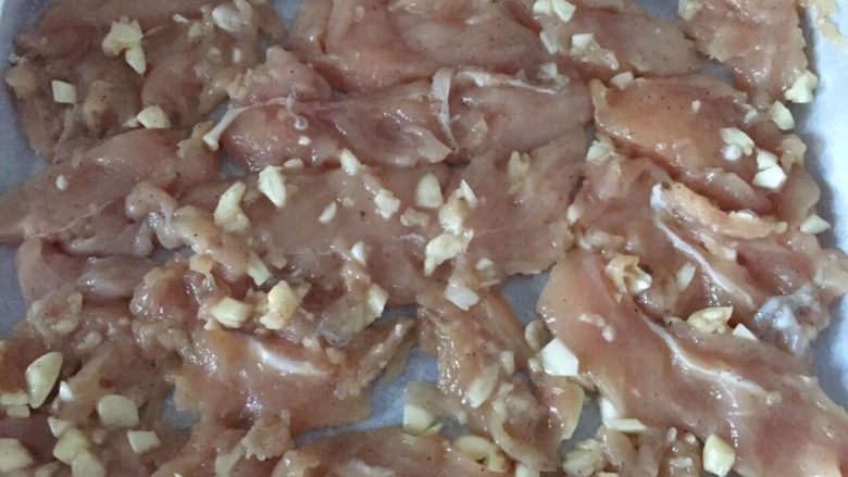 蒜香鸡胸肉~低卡减脂~,把腌了一夜的鸡胸肉拿出来,放在烤盘上,进烤箱200度,15min。因为早上时间比较短,所以我都是拿高火烤,这样可以缩短时间。如果没有烤箱,用平底不粘锅小火慢煎也OK。而且煎出来会有好看的焦黄色,颜值更高。