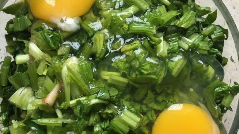 菠菜鸡蛋饼,打入两个鸡蛋!