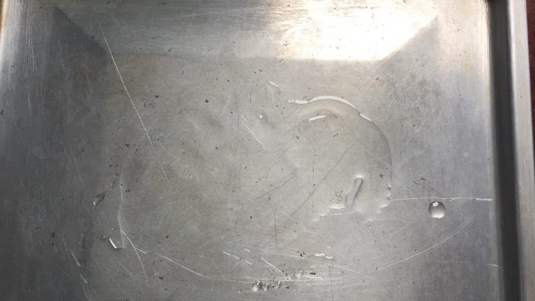 燕麦包,在烤盘上滴加少许油，抹匀（防止面包底部粘盘）