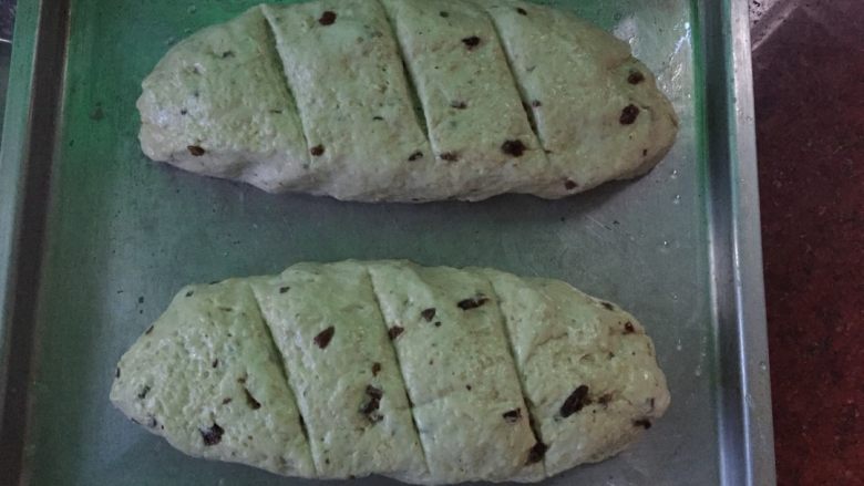燕麦包,将面团一分为二（分成多少份可随心而欲），然后拿到在面包雏形上划几道口子（怕面包里面不熟）
