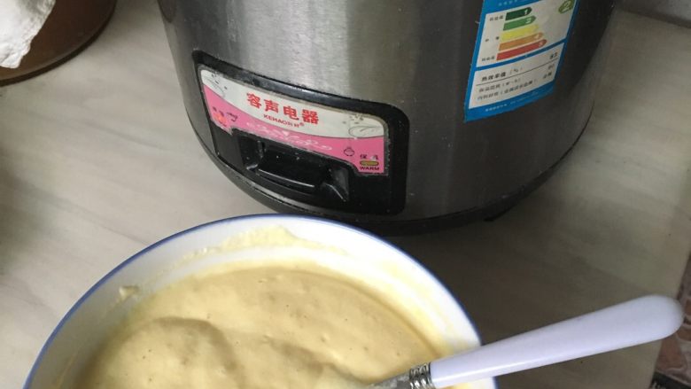 电饭煲戚风蛋糕,电饭锅预热,加入油这里加的油只要没有特别大味道的油都可以,将电饭煲周围刷一圈,倒入面糊,然后拍打电饭煲外围是面糊里面的气泡冒上来,