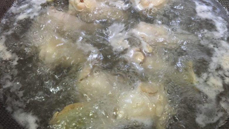 「吃货久久」奔着大盘鸡去的足料椰香咖喱鸡翅根,冷水加入鸡翅根 几片生姜 少许料酒 大火煮沸 捞出