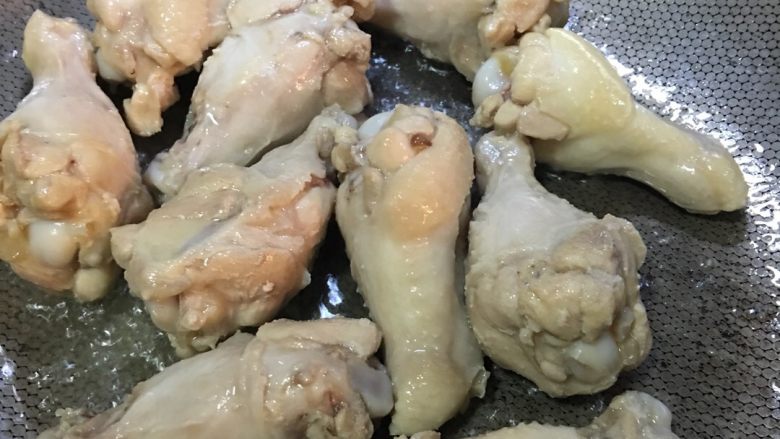 「吃货久久」奔着大盘鸡去的足料椰香咖喱鸡翅根,锅里放少许油 中火翻炒鸡翅根