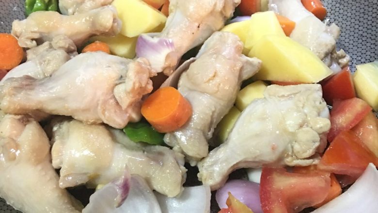 「吃货久久」奔着大盘鸡去的足料椰香咖喱鸡翅根,约两分钟 倒入所有配菜 一起翻炒
