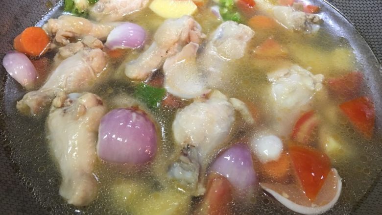 「吃货久久」奔着大盘鸡去的足料椰香咖喱鸡翅根,倒水刚齐平肉即可 上盖小活煮15分钟