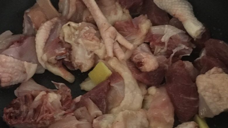 花胶土鸡汤,鸡肉剁成小块，在锅中热油炒至变色。