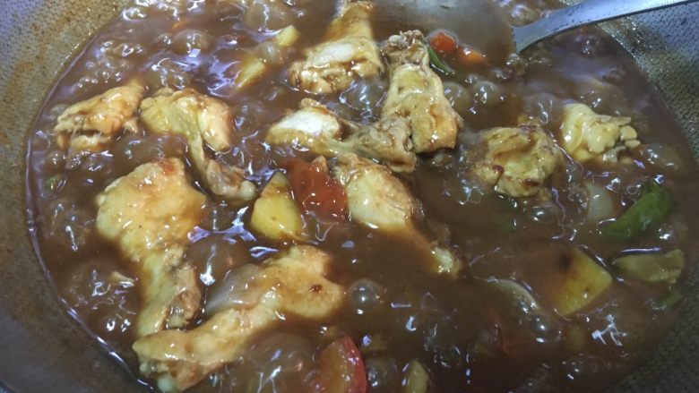 「吃货久久」奔着大盘鸡去的足料椰香咖喱鸡翅根,水煮沸后换大火 放入咖喱块 翻炒均匀 这时候可以调味了 淡了加盐