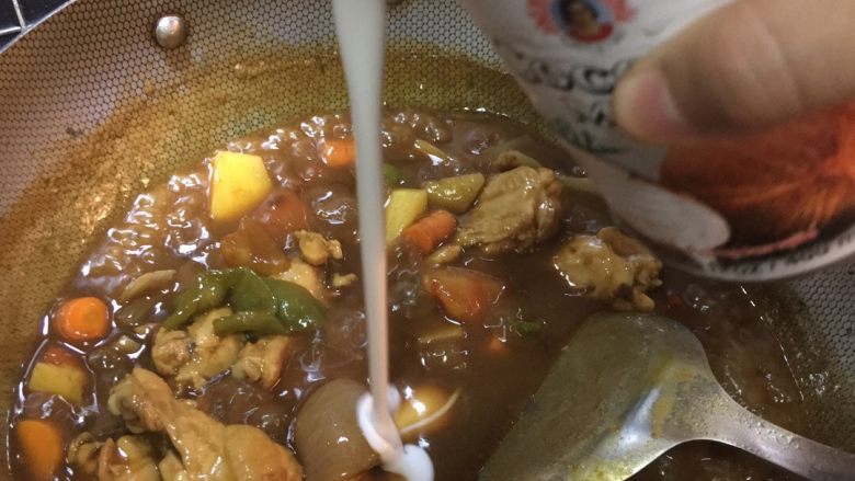 「吃货久久」奔着大盘鸡去的足料椰香咖喱鸡翅根,收汁到汁液浓稠时关小火倒入椰浆 我很喜欢椰香 所以倒了1/5罐 看个人喜好 也可以用牛奶代替