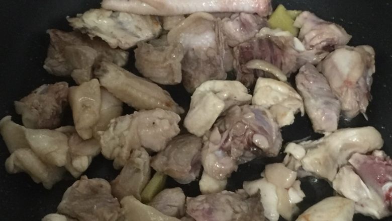 花胶土鸡汤,基本肉成白色就可以