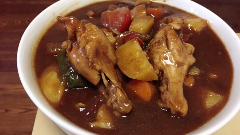 「吃货久久」奔着大盘鸡去的足料椰香咖喱鸡翅根,完成啦!一大碗咖喱鸡翅根 解决荤素问题 咖喱汁还可以拌饭拌面吃 第一次做 味道不错