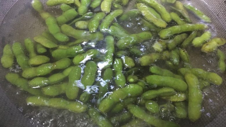 「吃货久久」绿油油超入味的凉拌毛豆,煮毛豆时大火 不要加盖 水沸腾后加入少许盐 我建议不放盐 这样保持了毛豆的鲜甜味