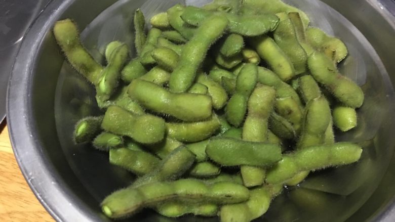 「吃货久久」绿油油超入味的凉拌毛豆,毛豆捞出沥干