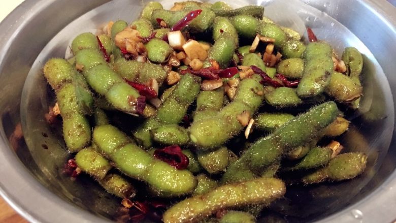 「吃货久久」绿油油超入味的凉拌毛豆,完成啦 很香 也很入味