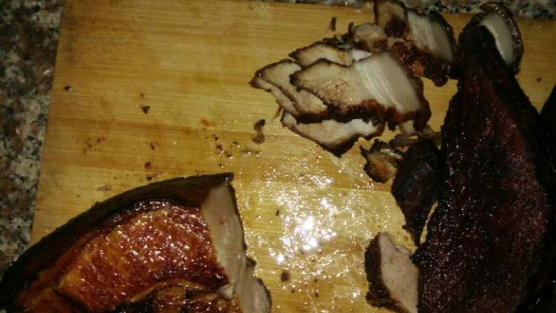 梅菜扣肉。,然后开火,锅里放水把猪肉用来煮。水煮开后煮上15分钟。立刻捞起来。抹上老抽。每一个地方都要抹到。