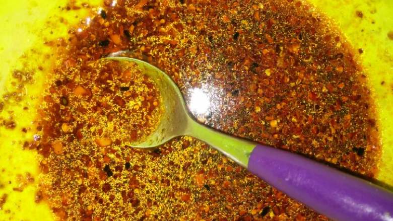 梅菜扣肉。,来一个小碗,到一点凉开水,然后放三之五勺酱油,放一点盐,辣椒粉,鸡粉。浇在上面。然后放在锅里蒸,如果是高压锅响了之后,转小火,15分钟就好。如果是其他的锅。你觉得差不多,快好了的时候,夹旁边的那1块,一夹他就烂掉的那一种就好了。
