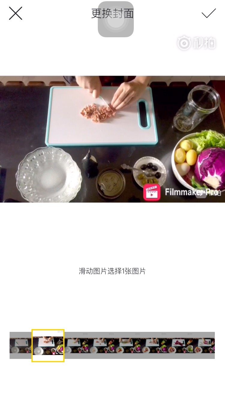尼斯罐头沙拉,把金枪鱼切末与盐,黑胡椒,白酒醋,橄榄油放进关系搅拌均匀。