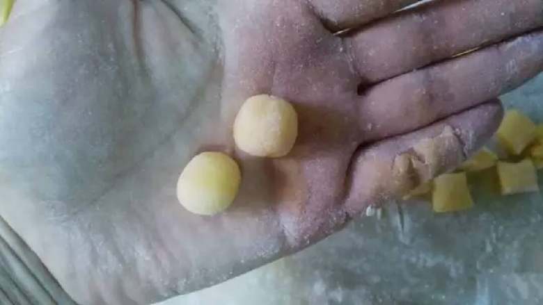 蜂蜜蛋果子,取一个面团放在手心,两手来回搓,将面团搓成圆球形,要有足够的耐心,几个面团可同时搓