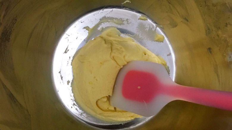 柠檬饼干(哆啦A梦),用橡皮刮刀充分拌匀,使面粉、柠檬皮屑和黄油拌成均匀的面团。