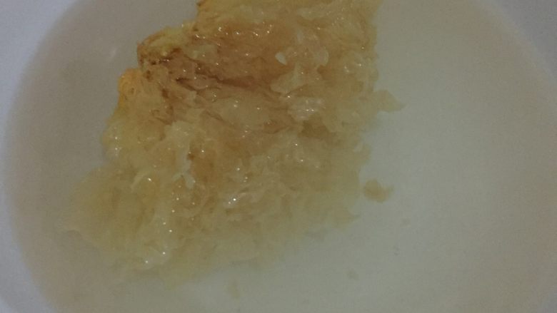银耳红枣汤,冷水泡
