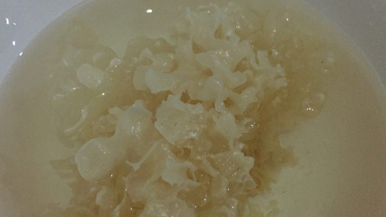 银耳红枣汤,泡发