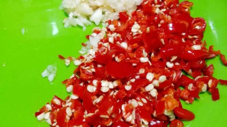 “调味炸鸡”绅士私房菜,锅内放入少许油 泰椒 蒜切末炒香后放入<a style='color:red;display:inline-block;' href='/shicai/ 753'>番茄沙司</a> <a style='color:red;display:inline-block;' href='/shicai/ 3729'>白糖</a> <a style='color:red;display:inline-block;' href='/shicai/ 8582'>韩国辣酱</a> 水少量熬成粘稠状后放入炸鸡