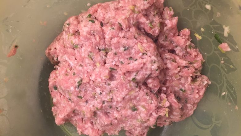 鲜肉混沌,混合均匀的肉末,备用