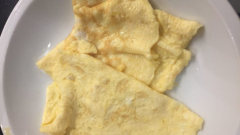 鲜肉混沌,锅里放少许油,烧热,中火下蛋煎
