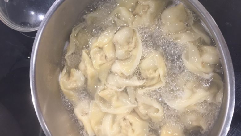 鲜肉混沌,水烧开,混沌下锅