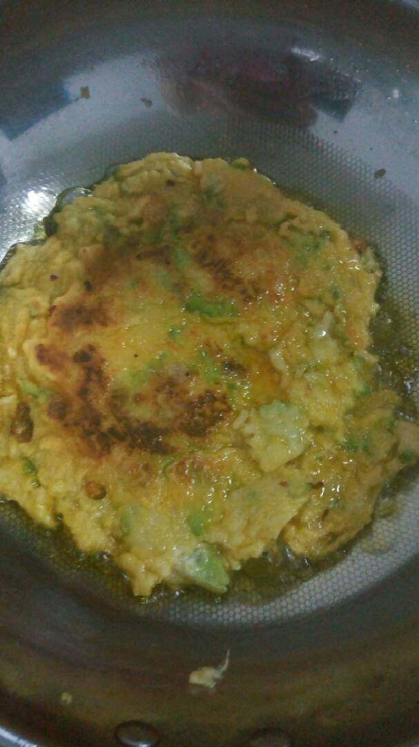 苦瓜饼,将锅内倒入油，等油开了。
用大一点的勺子，乘一勺放入锅中，之后在用铲子边向下压，摊成饼装即可。
（在铲子上沾上少许油，以免铲子沾到面饼，和面饼粘在一起。）