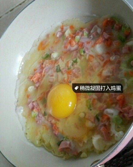 #蔬菜鸡蛋饼#,#用勺子把鸡蛋打散来，平铺在饼上#