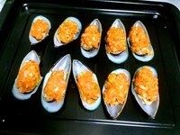 车打芝士酱焗青囗贝,将青口贝向上放置于浅烤盘上,将揉合成团的混合材料分成小块覆盖在青囗贝上,烤箱250度,5分钟左右。