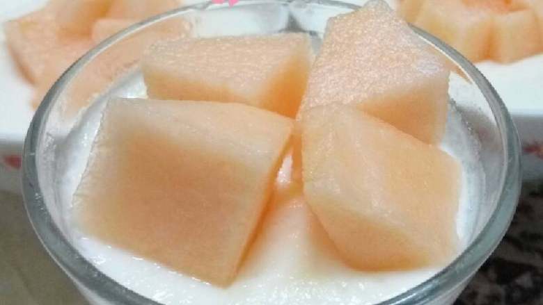 哈密瓜&香滑双皮奶,准备吃饭前,放上一些水果装饰一下!又好看,又好吃!