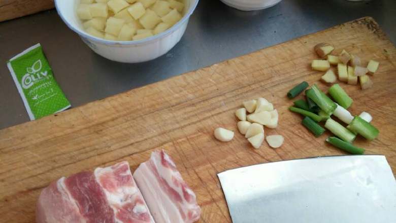 五花肉土豆块焖米饭,葱姜蒜切丁预备好