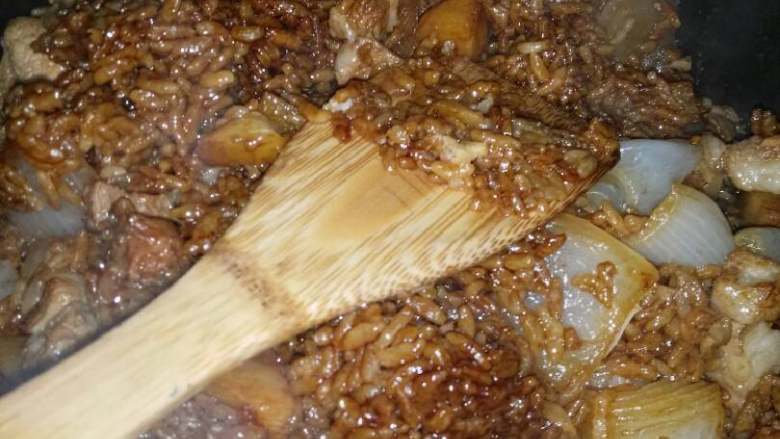 五花肉土豆块焖米饭,把炒好的五花肉米饭,倒入电饭锅。加水没过五花肉米饭。然后按照平时煮饭即可!